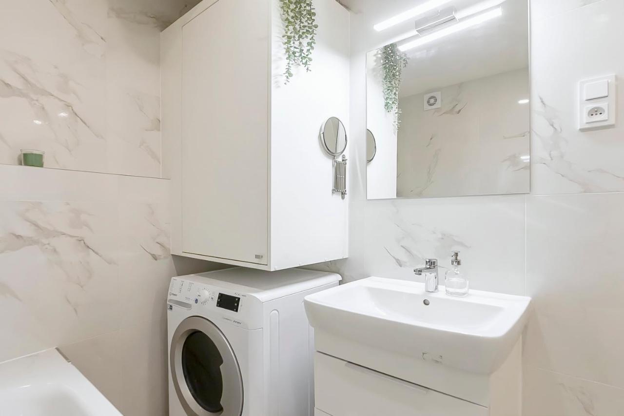 Popular Location / Street View / 4 Ppl / Netflix Apartment ปราก ภายนอก รูปภาพ
